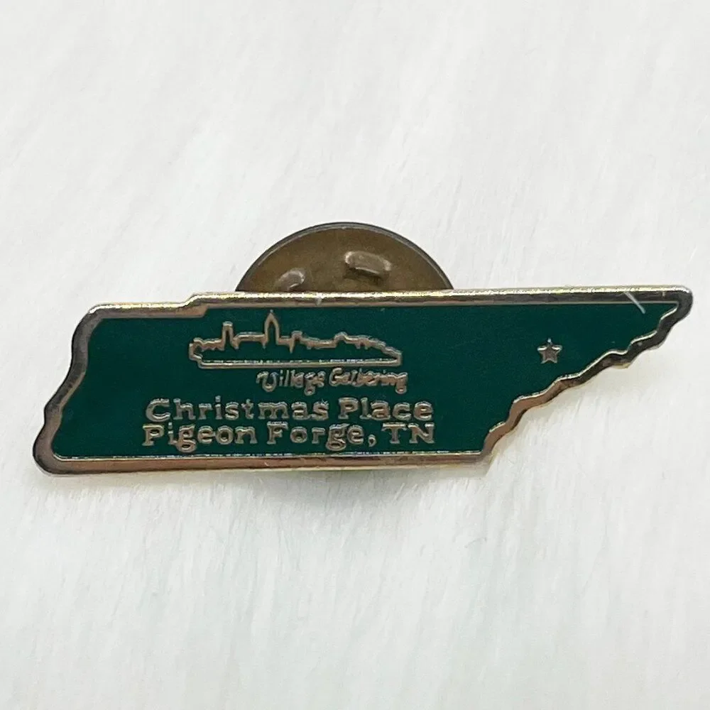 🔮 5/$25 Vintage Christmas Place Pigeon Forge‎ Tennessee Pin